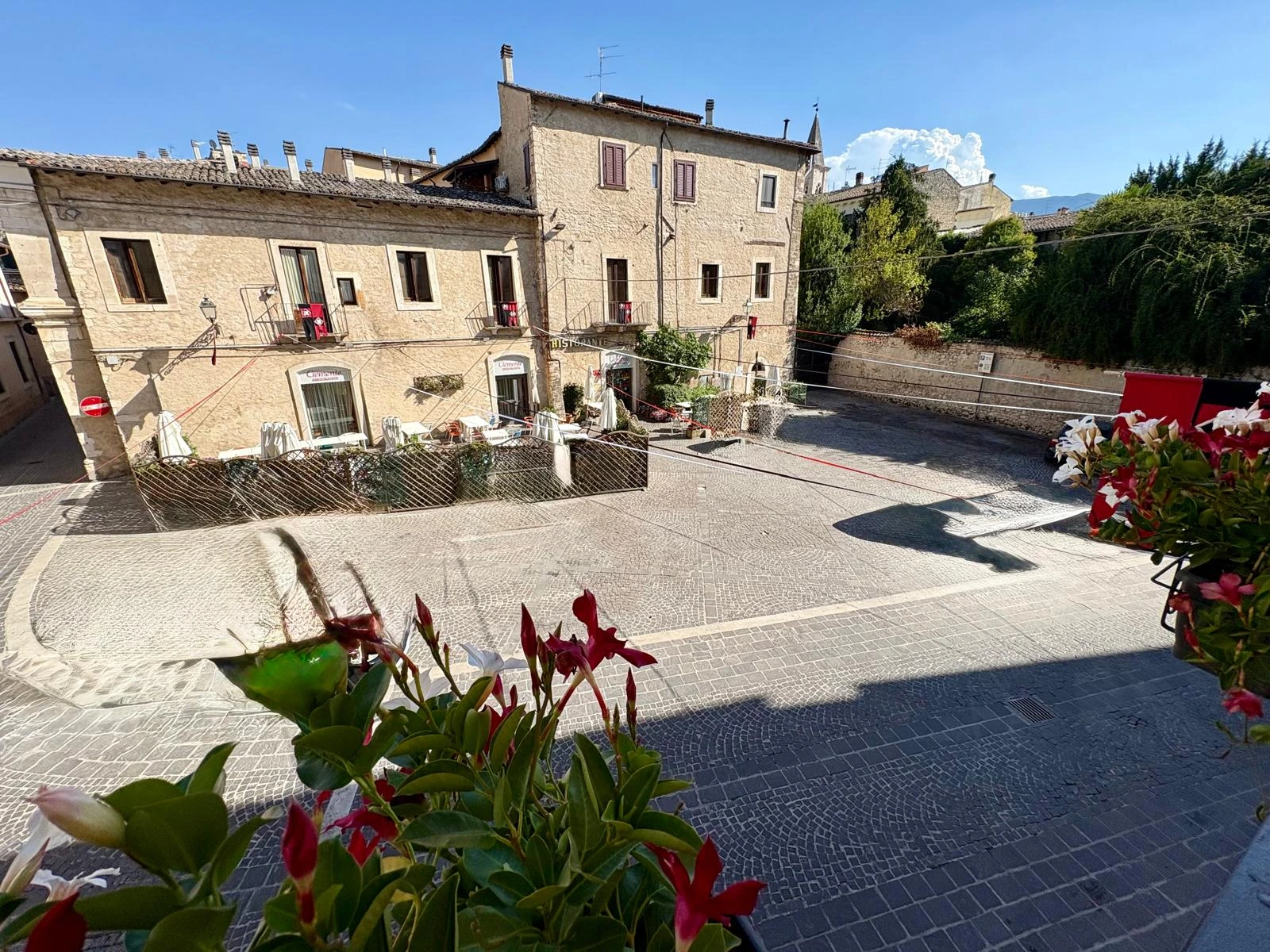 Una piazza del centro storico di Sulmona, a pochi passi dalla Dimora