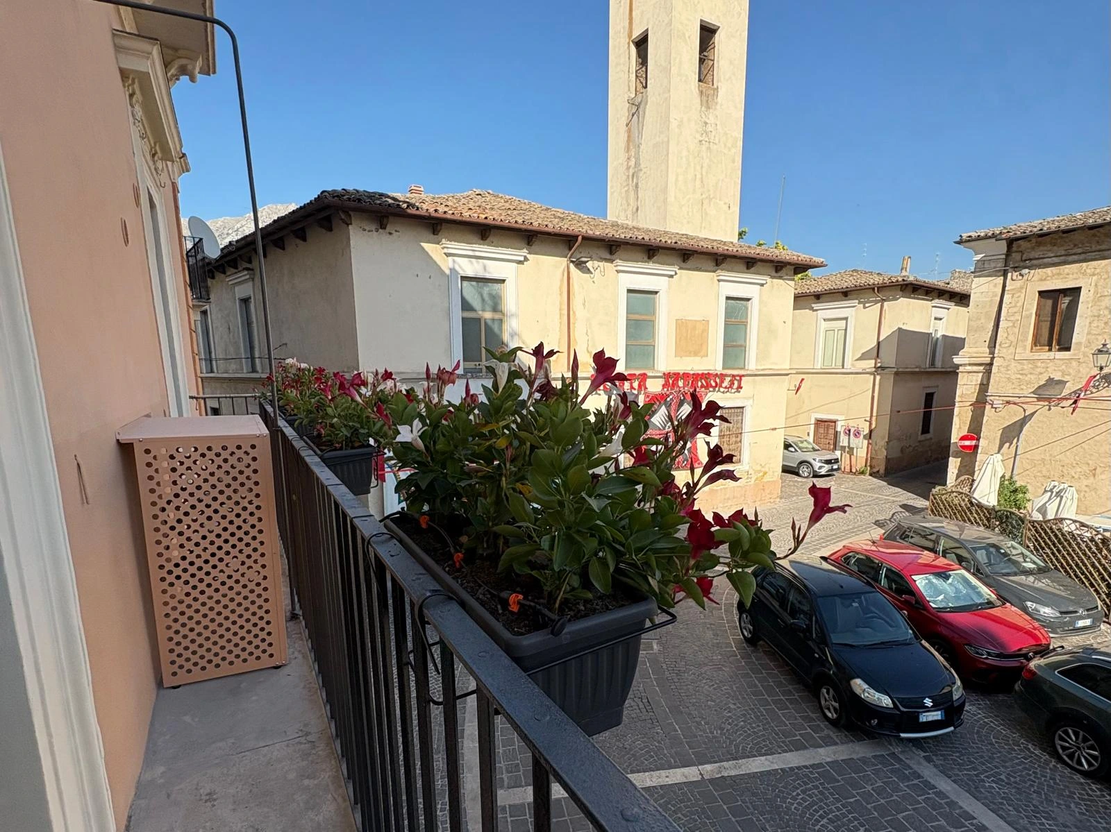 Il balcone fiorito della Dimora, affacciato sulla piazza del centro storico