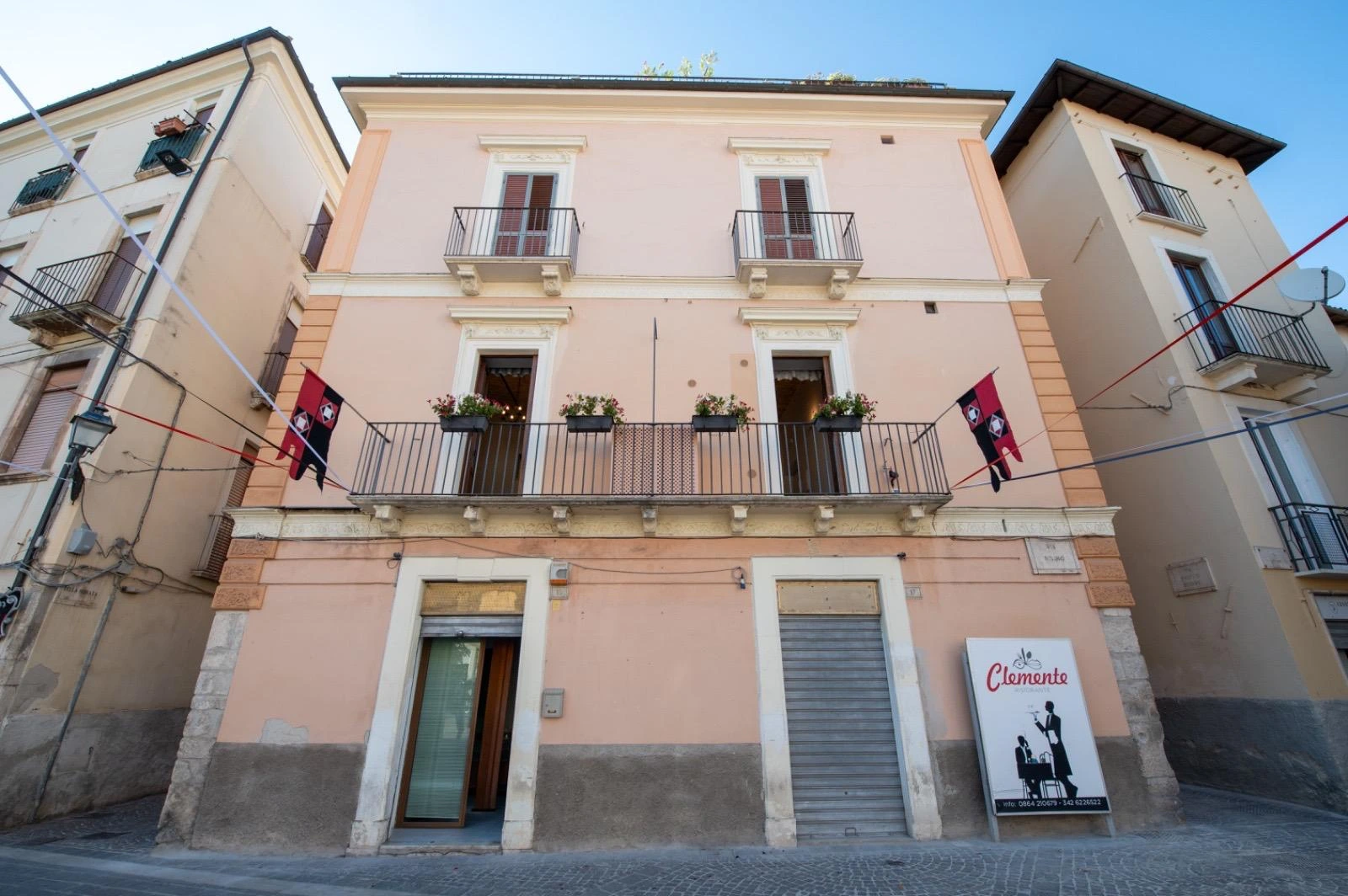 La facciata della Dimora nel centro storico di Sulmona