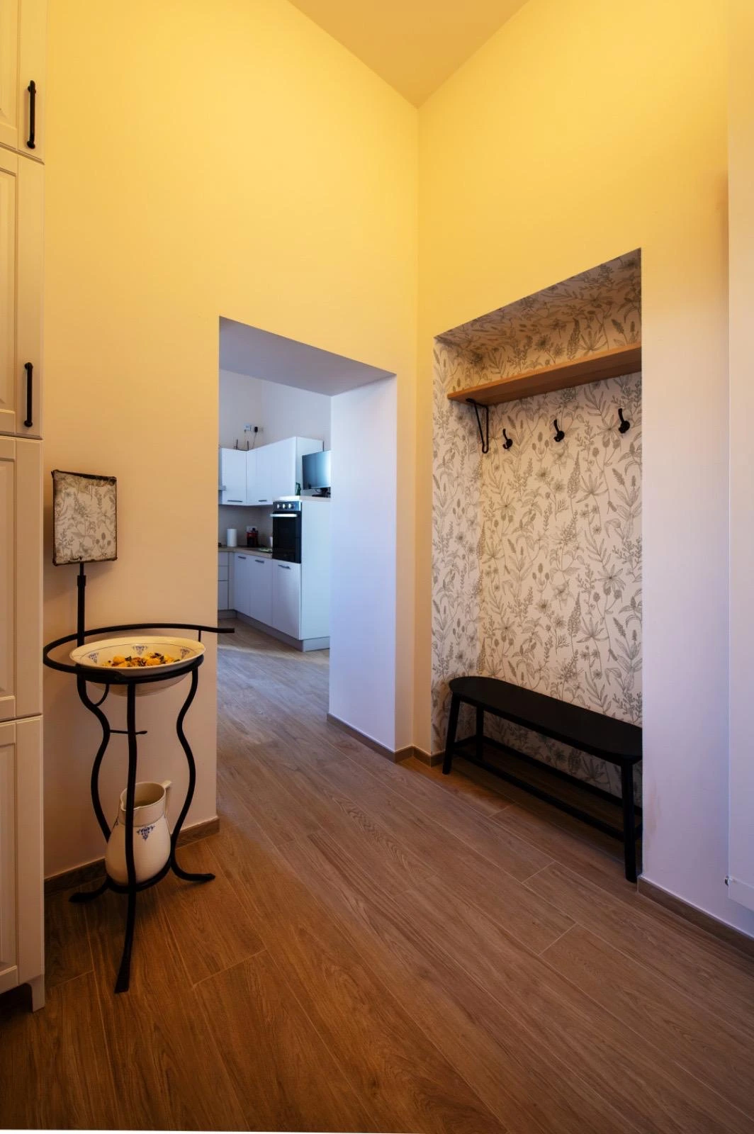 L'ingresso della Dimora in piena luce del giorno, con la cucina sullo sfondo