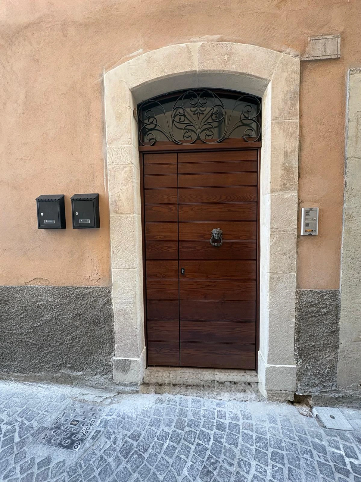 Il portone d'ingresso della Dimora, nel centro storico di Sulmona
