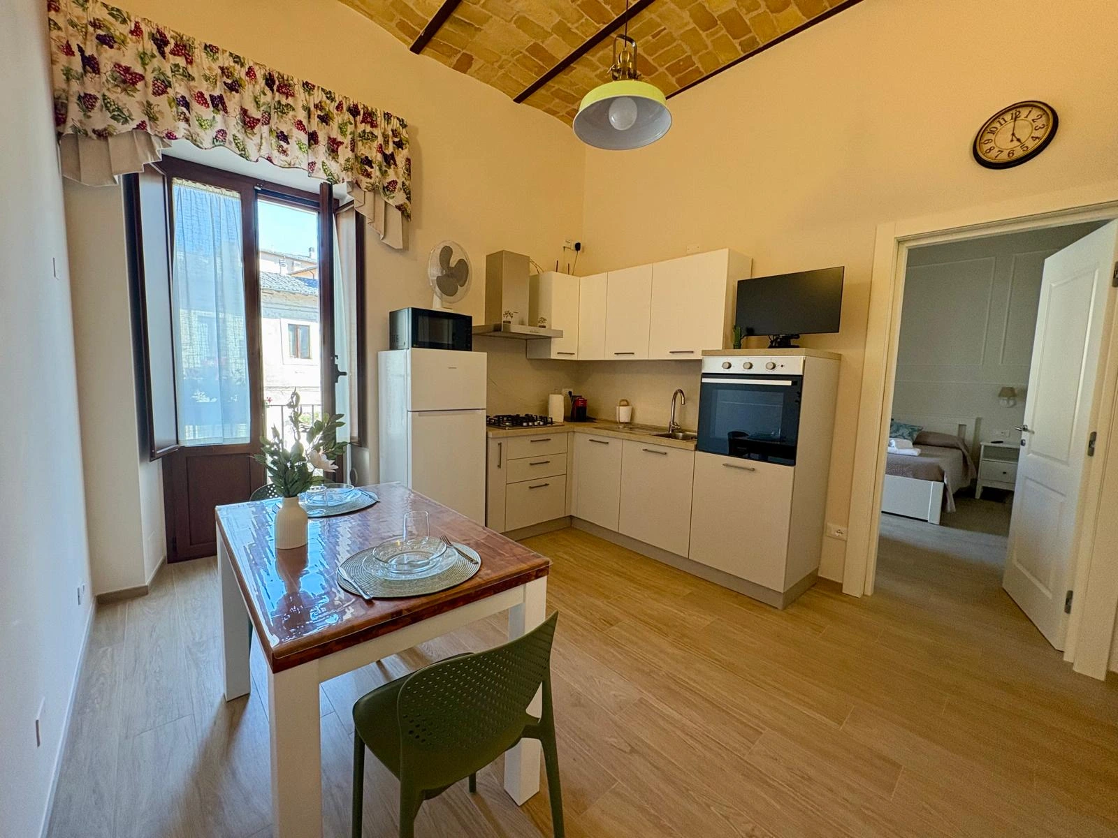 Il soggiorno con angolo cottura della Dimora, con vista sulla camera da letto