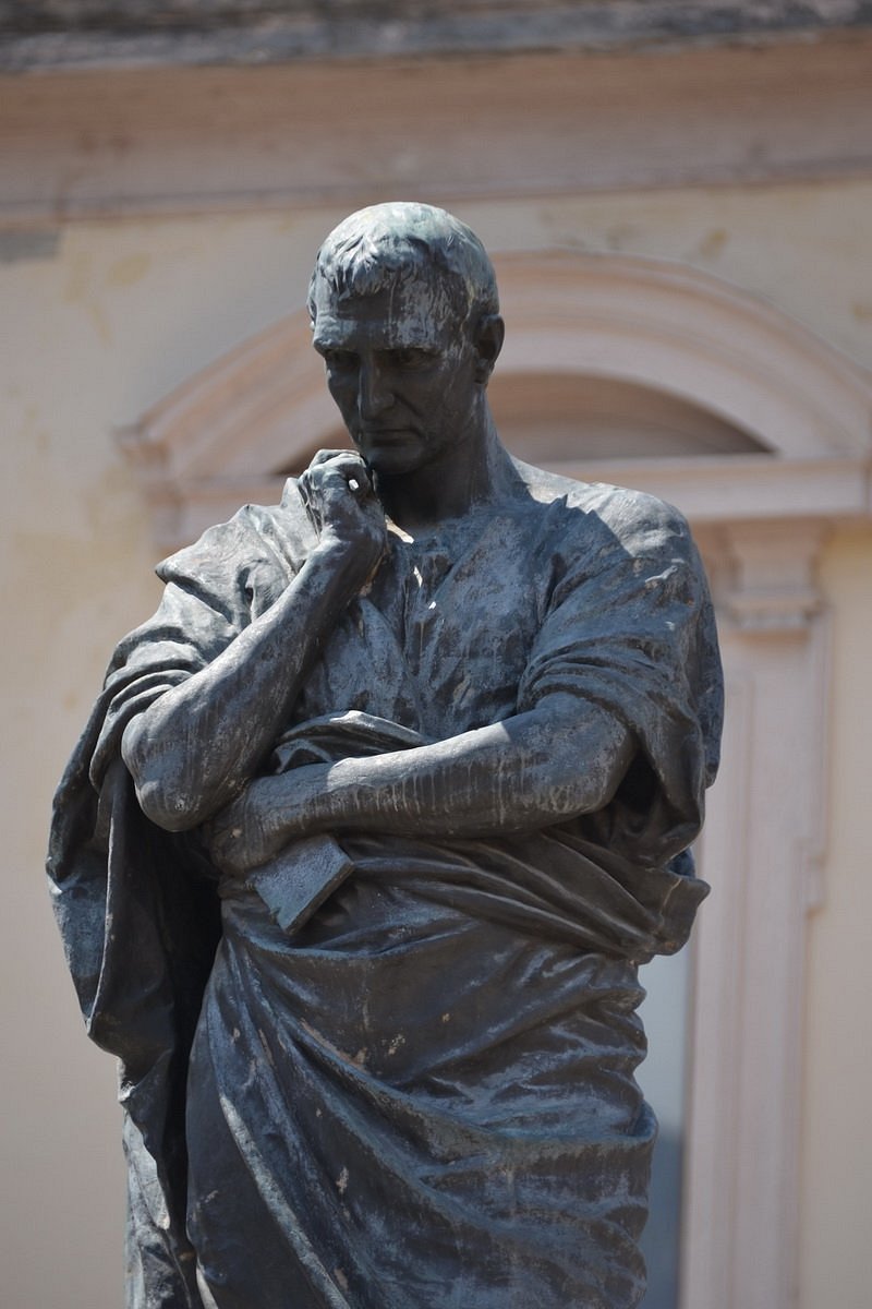 La statua di Ovidio a Sulmona