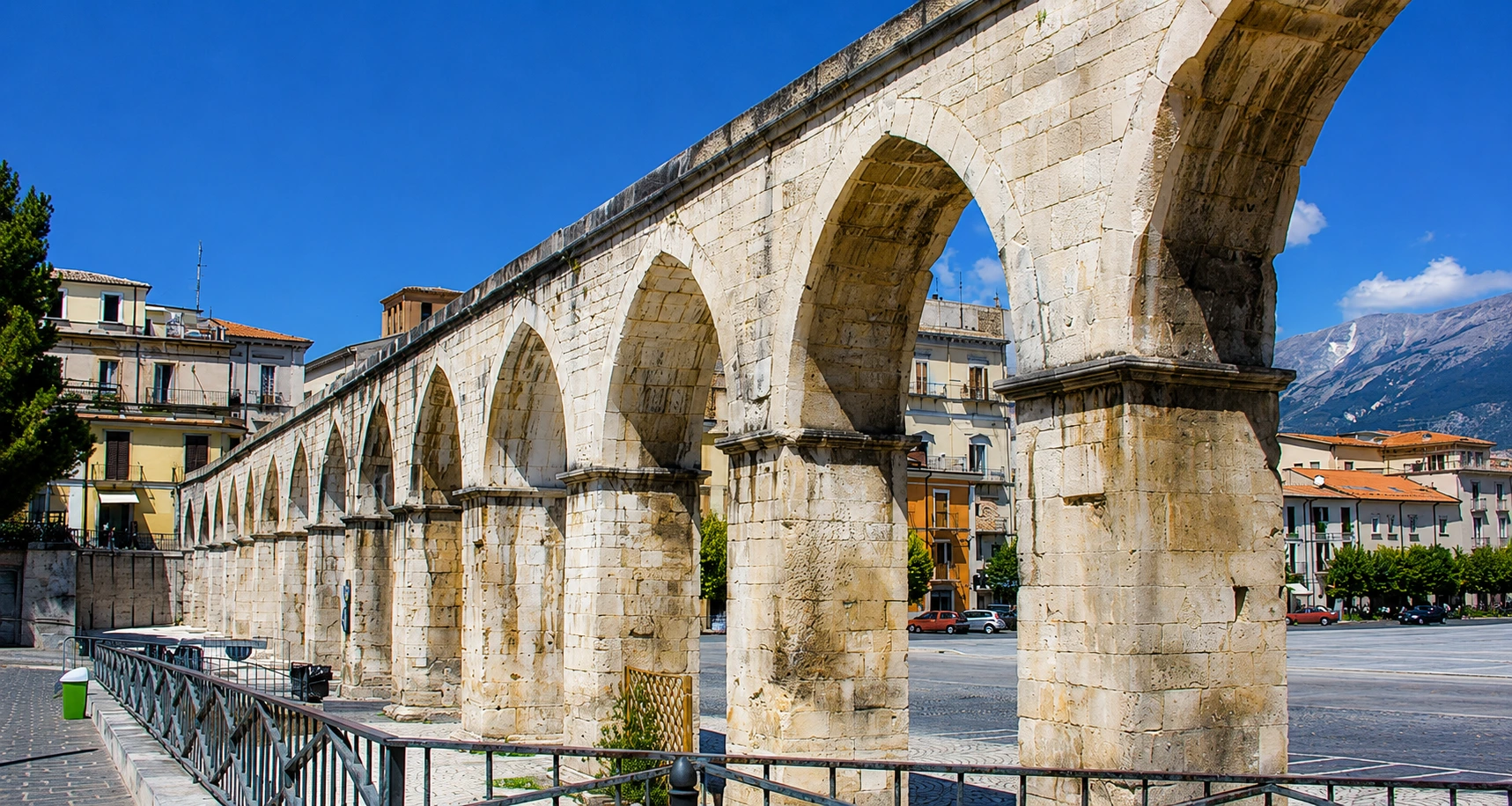 Gli archi dell'acquedotto medievale di Sulmona, in Piazza Garibaldi