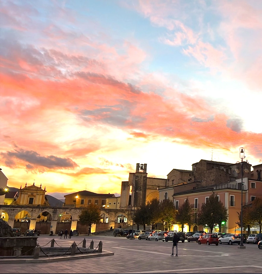 Piazza Garibaldi a Sulmona al tramonto, con gli archi dell'acquedotto medievale