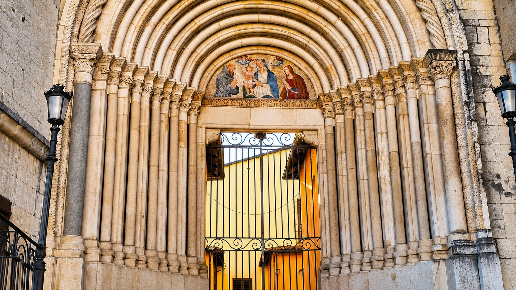 Il portale scolpito del Complesso della Santissima Annunziata a Sulmona